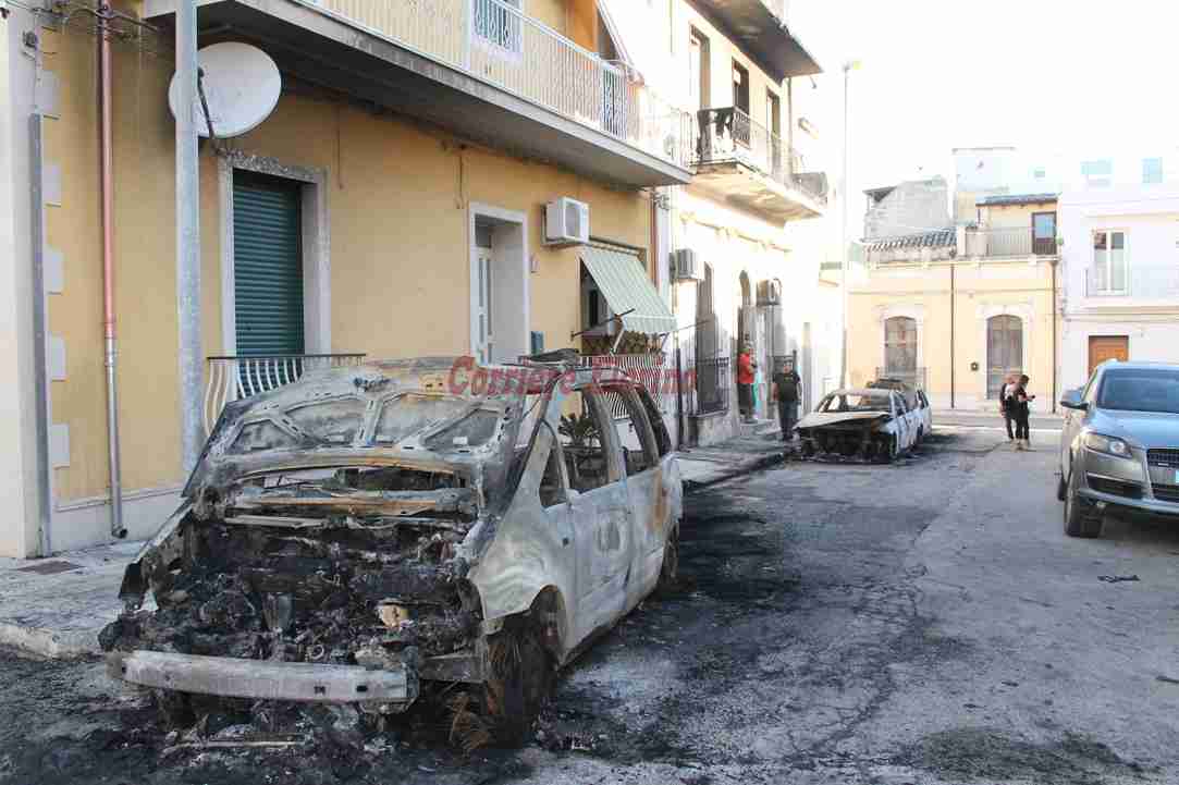 Scene da guerra in via Canova, tre auto in fiamme nella notte, altre tre danneggiate – Video