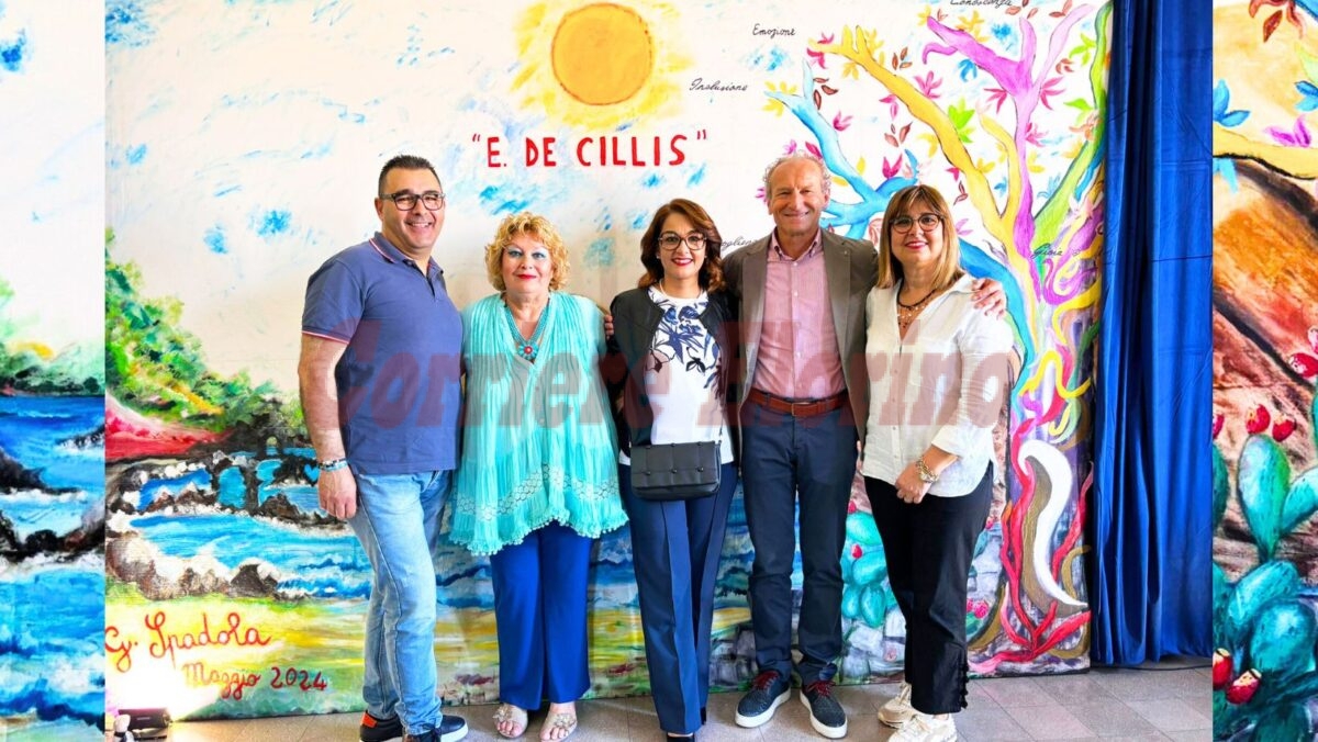 “Scorcio marino di Sicilia”, l’artista Giusi Spadola Incatasciato dona una grande tela all’Istituto De Cillis