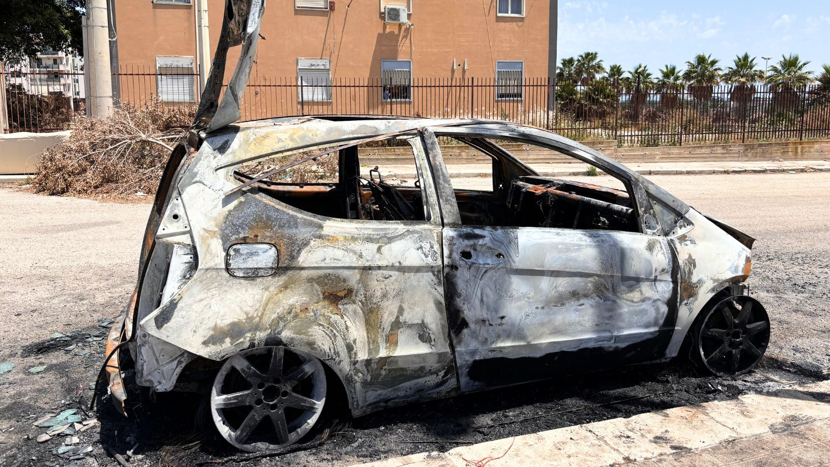 Auto in fiamme nella notte di fronte alle case popolari di Via Rosario Errante