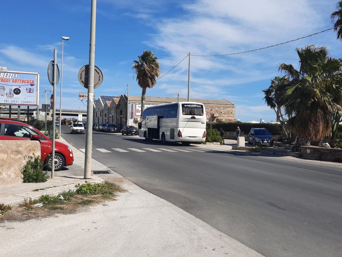 La fermata dell’autobus di via Paolo Orsi: un disagio quotidiano per i cittadini di Rosolini