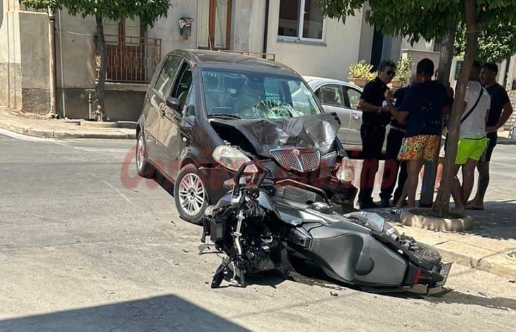 Scontro frontale tra auto e moto in via Rimembranza, giovane trasportato in elisoccorso a Catania