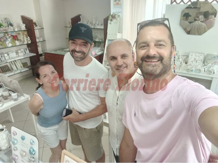 Clienti vip a Rosolini, Alberto Matano fa acquisti nel negozio “Happy Days”